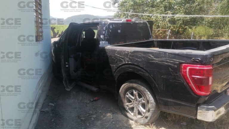 Conductor de camioneta vuelca en el bulevar Río Santiago