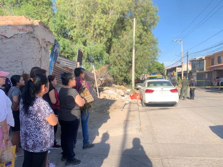 Fallecen dos personas tras caerles una barda encima