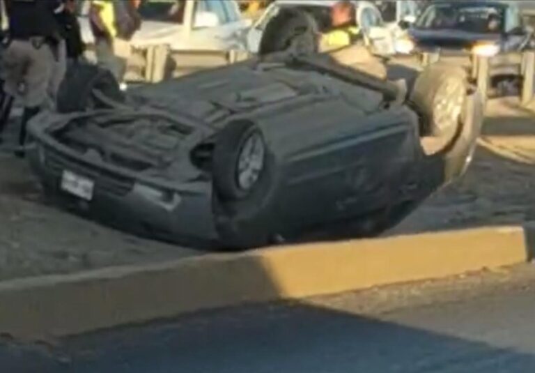 Conductora sufre volcadura frente a Plaza Sendero