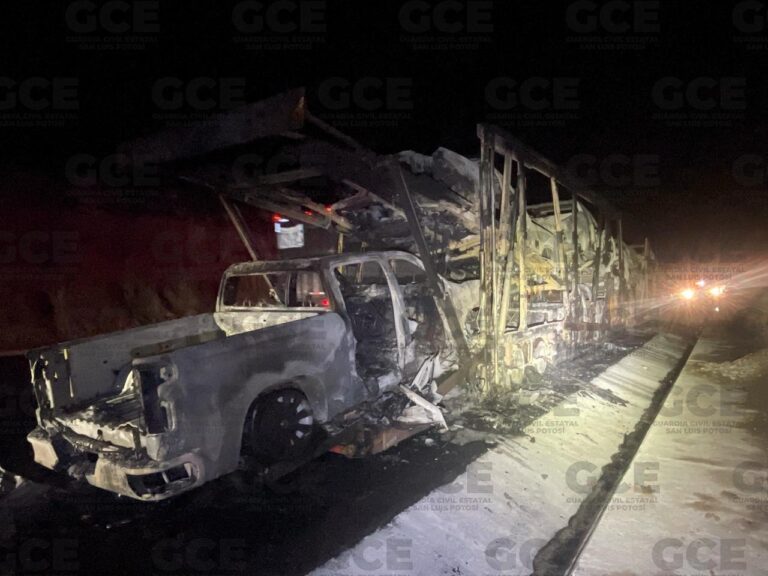 Incendio acaba con tráiler tipo nodriza