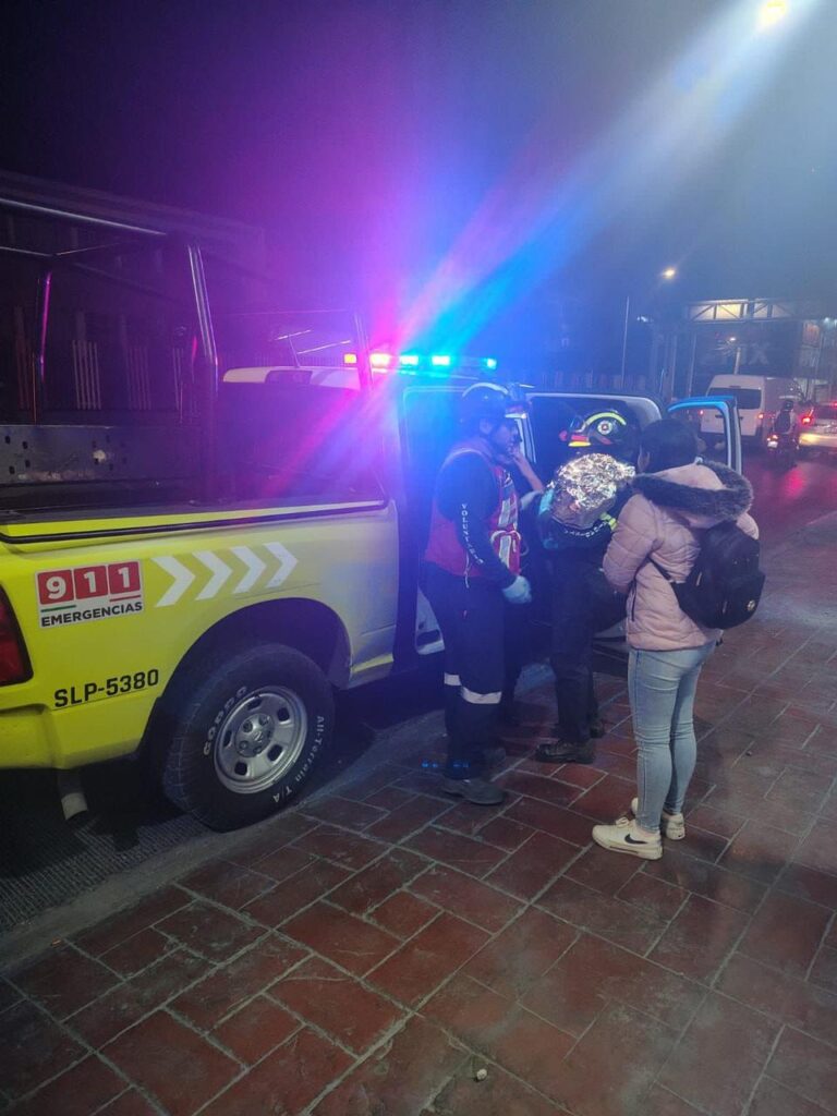 Policía municipal ayuda a una joven a dar a luz en avenida Universidad