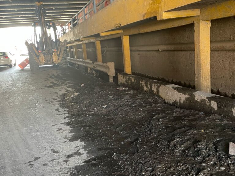 Interapas retira 70 toneladas de basura y lodo del puente Othón