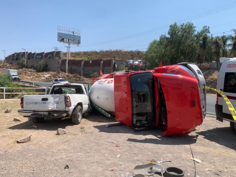 Una persona lesionada tras choque y volcadura en carretera a Guadalajara