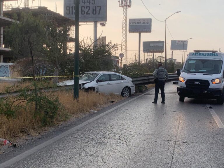 Muere conductor tras chocar contra barra metálica en la carretera 57