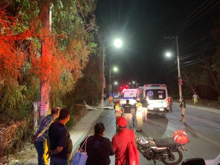 Fallece una pareja tras chocar contra un poste cerca de Periférico Oriente