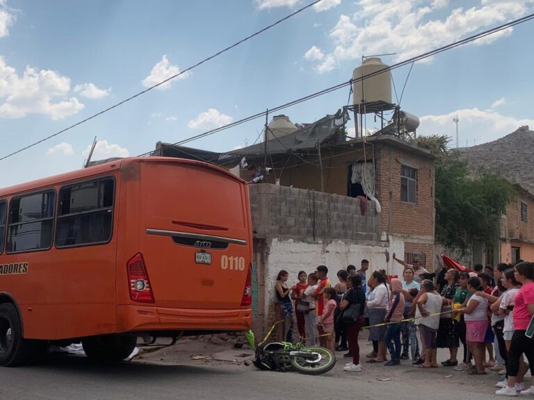 Fallece motociclista tras ser embestido por un camión de transporte de personal