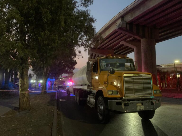 Muere motociclista arrollado por pipa en el distribuidor Juárez