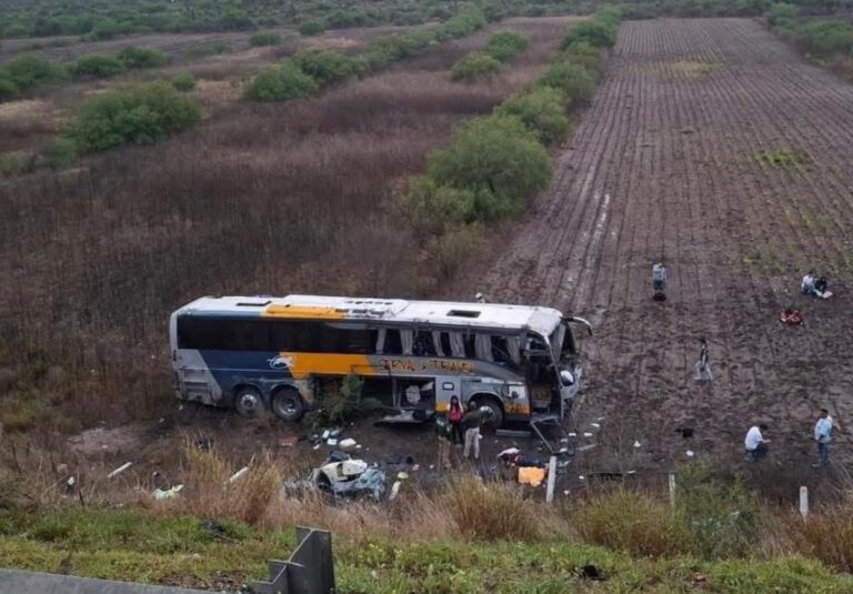 Accidente carretero deja al menos 4 muertos y 20 heridos