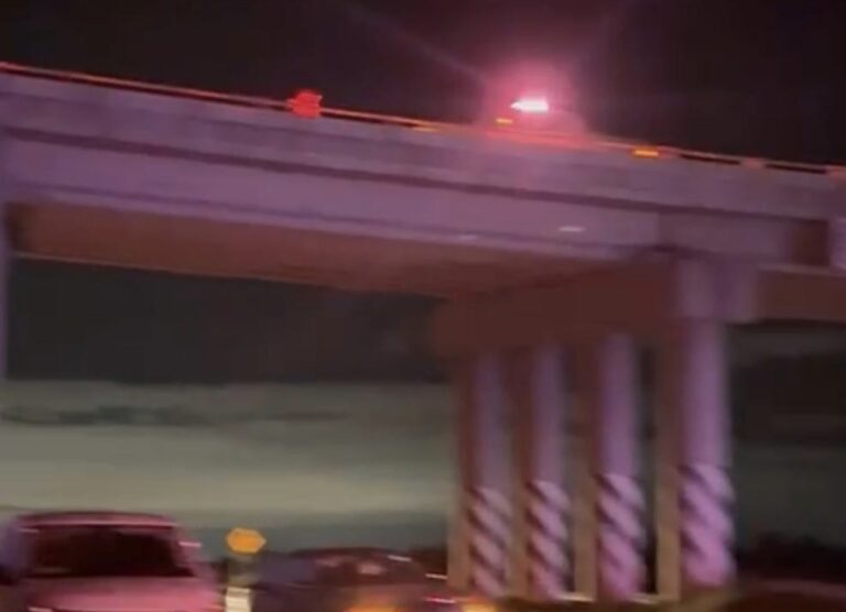 Hallan cadáver colgado en un puente de Soledad