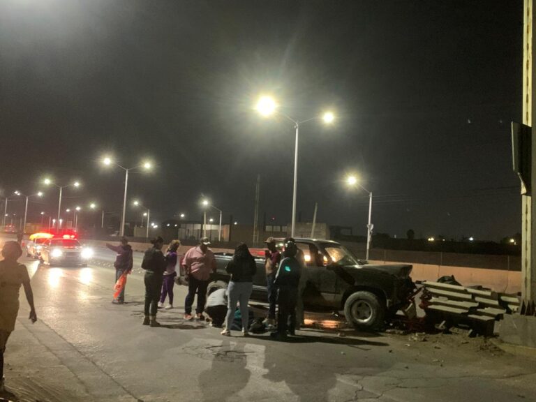 Dos heridos, saldo de aparatoso choque en el Periférico