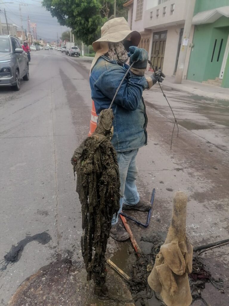 Toallitas, grasas y basura: principales causas de colapso en el drenaje: Interapas