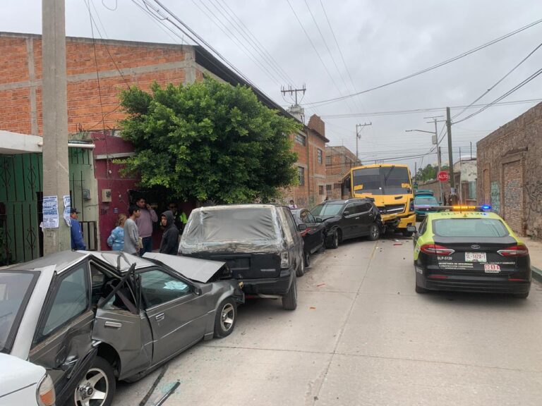 Chofer de camión urbano choca contra seis vehículos en la Industrial Mexicana