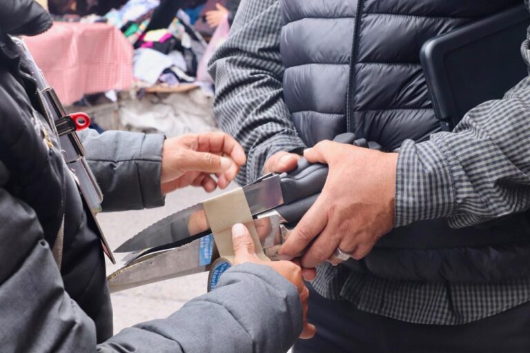 Hallan embutidos caducos, abarrotes en mal estado y armas prohibidas en tianguis de San Juan de Guadalupe