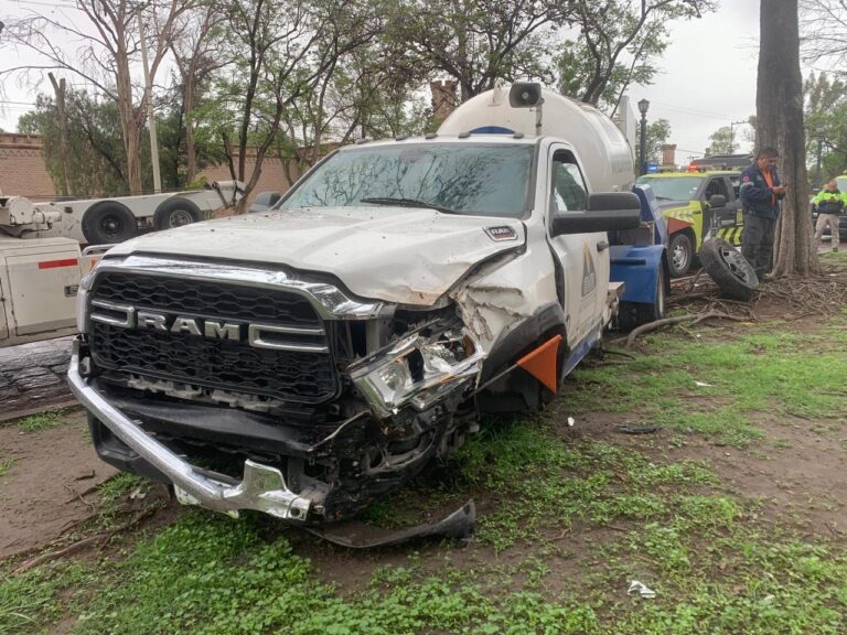 Pipa de gas se impacta contra un árbol en la Calzada de Guadalupe