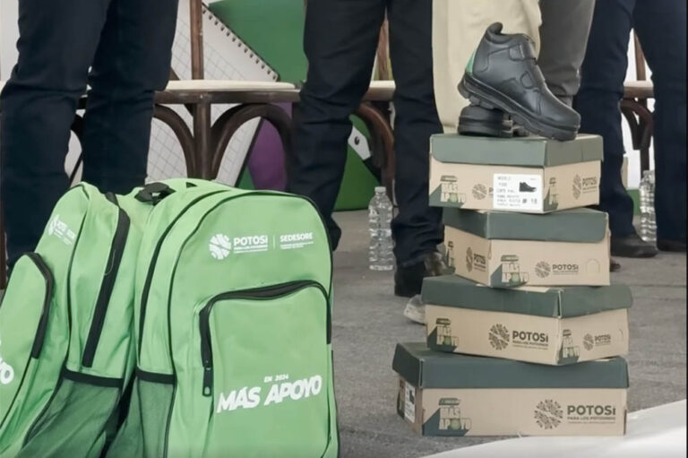 Alista Gobierno compra de zapatos y útiles escolares para repartir