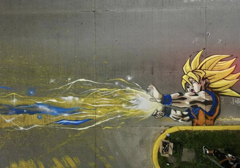 Convierten acto vandálico en mural de Gokú, en la Av. Himno Nacional