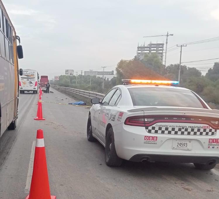 Fallece motociclista tras chocar contra una barra de contención