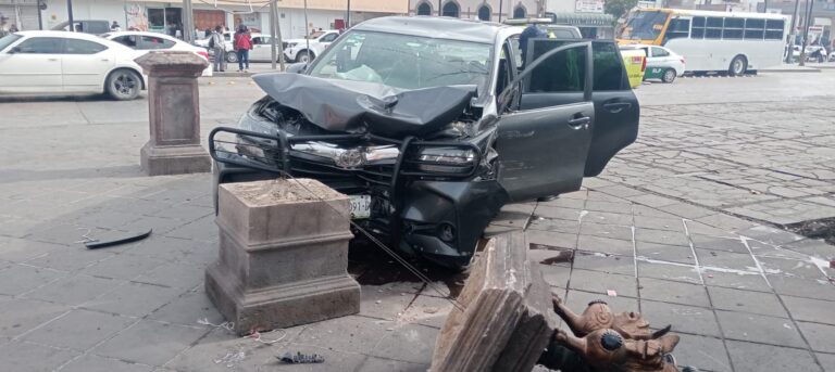 Conductor de plataforma choca y causa daños a infraestructura pública en la Alameda