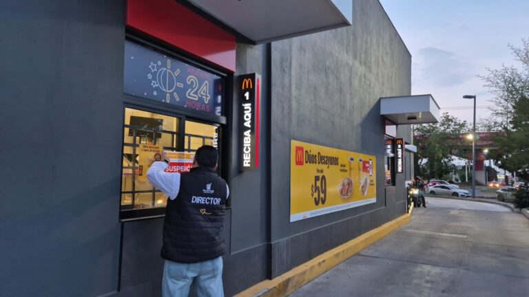 Clausura Comercio el McDonald’s de Salvador Nava