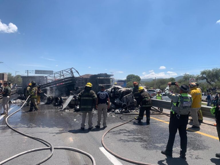Seis vehículos se incendian tras choque múltiple en la carretera a Matehuala