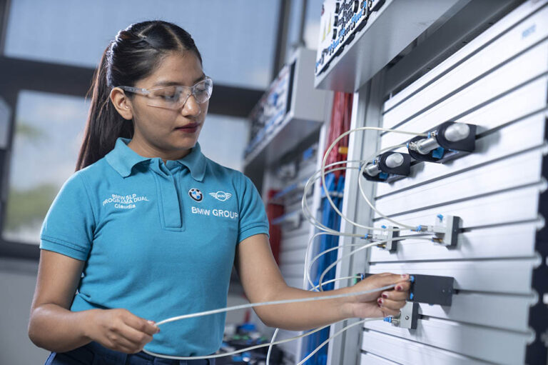 BMW cumple una década formando talento en SLP