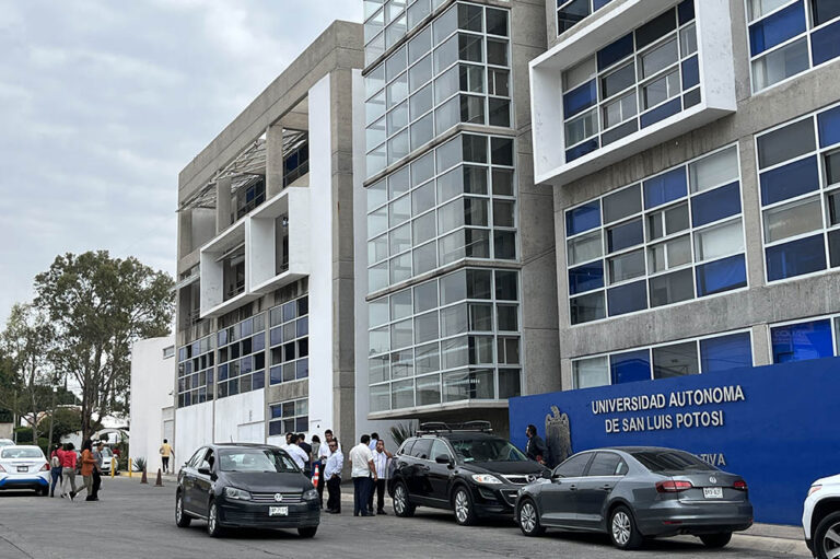 Movilización policiaca en la Torre Administrativa de la UASLP