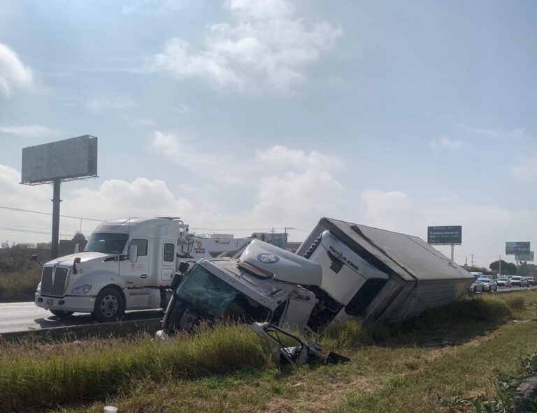 Un lesionado, saldo de volcadura de tráiler en la carretera 57