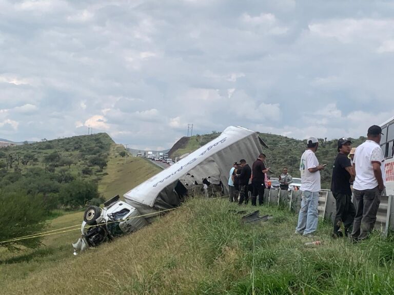 Un muerto y un lesionado en choque de tráileres en la carretera a Matehuala
