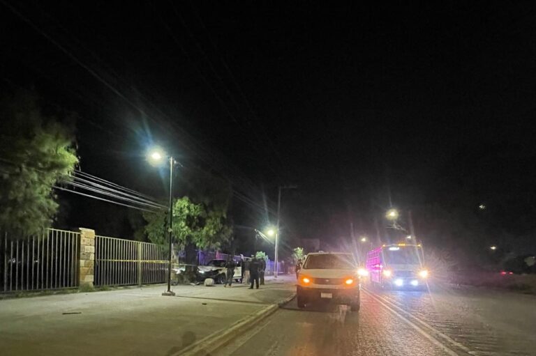 Muere un hombre tras ser atacado a balazos y chocar contra un árbol