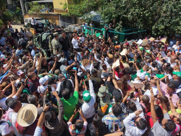 Sheinbaum toca puertas en Tamazunchale para censar damnificados