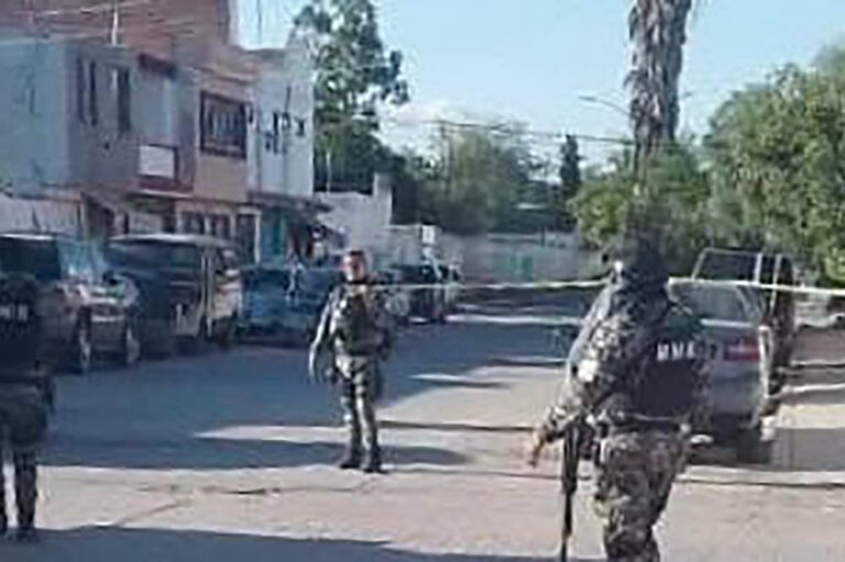 Asesinan a balazos a motociclista en la Satélite