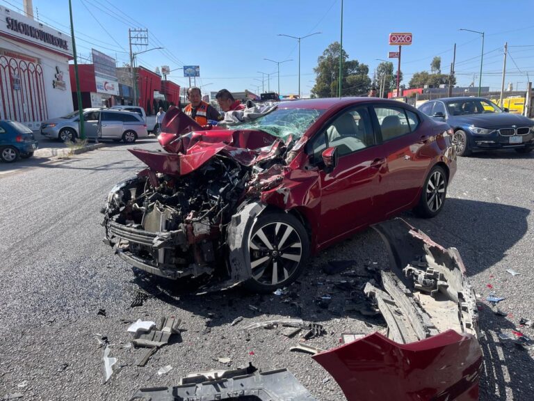 Tres estudiantes lesionados, saldo de choque en carretera a Rioverde