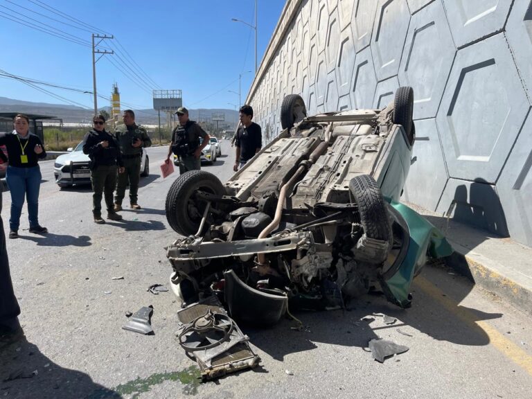 Dos lesionados tras choque y volcadura en Circuito Potosí y avenida Salk