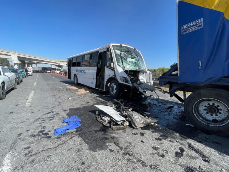 Conductora de camión de transporte de personal muere en aparatoso choque