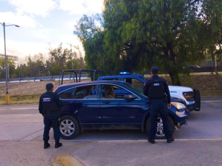 Tras reportes de disparos en el Tangamanga, aseguran camioneta abandonada con armas largas