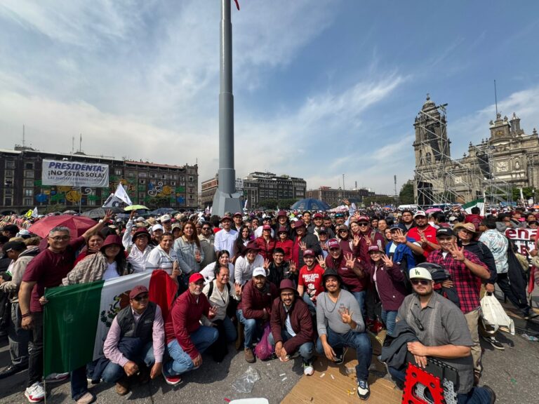 Morenistas potosinos acuden a festejo en el Zócalo