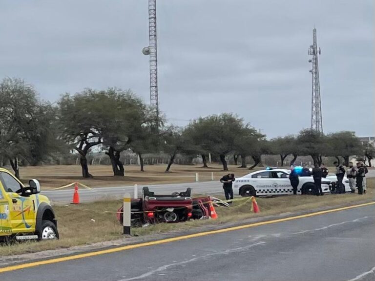 Un muerto y dos lesionados en choque y volcadura en la carretera a Matehuala