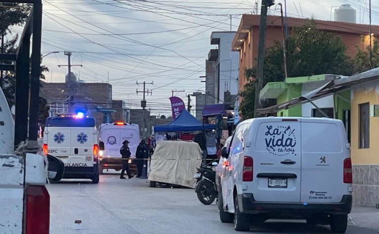 A balazos asesinan a un joven dentro de una barbería en Tierra Blanca