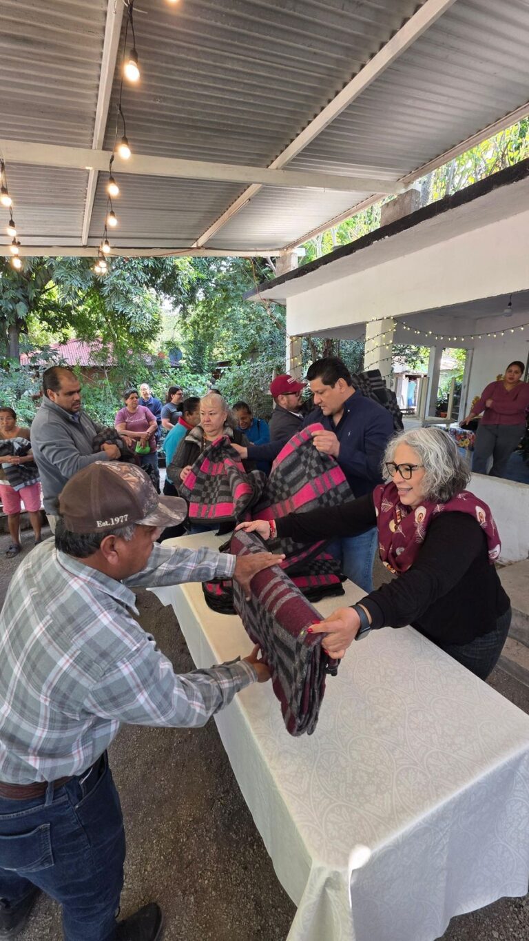 Reparten cobijas en municipios de SLP ante las bajas temperaturas