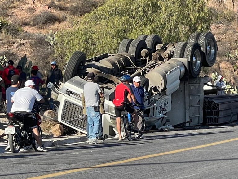 Conductor de tráiler resulta lesionado tras volcar en la carretera a Guadalajara