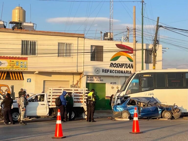 Camión de transporte de personal se queda sin frenos y provoca choque múltiple en la carretera a Rioverde