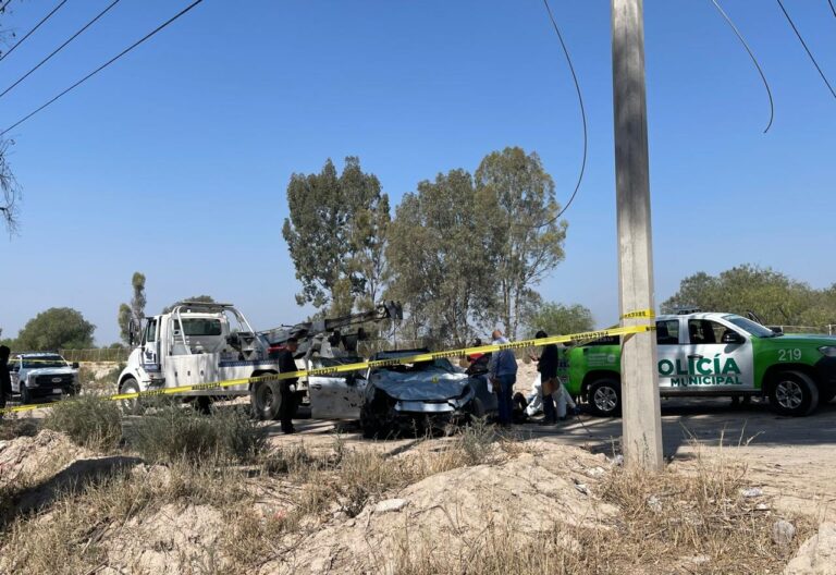 Localizan cadáver dentro de un vehículo volcado en el Río Santiago