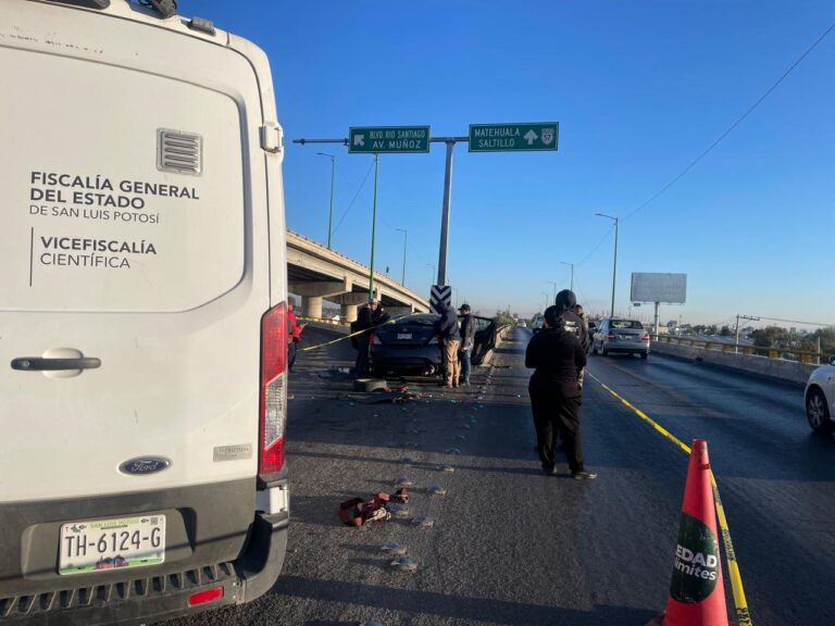 Mueren dos personas tras chocar contra un muro de contención en la carretera a Matehuala