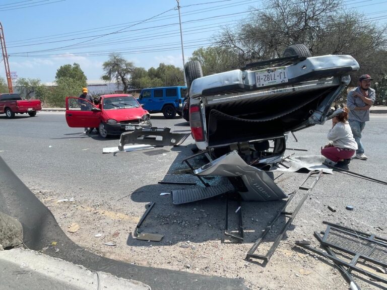Conductor de camioneta choca y vuelca en el Periférico