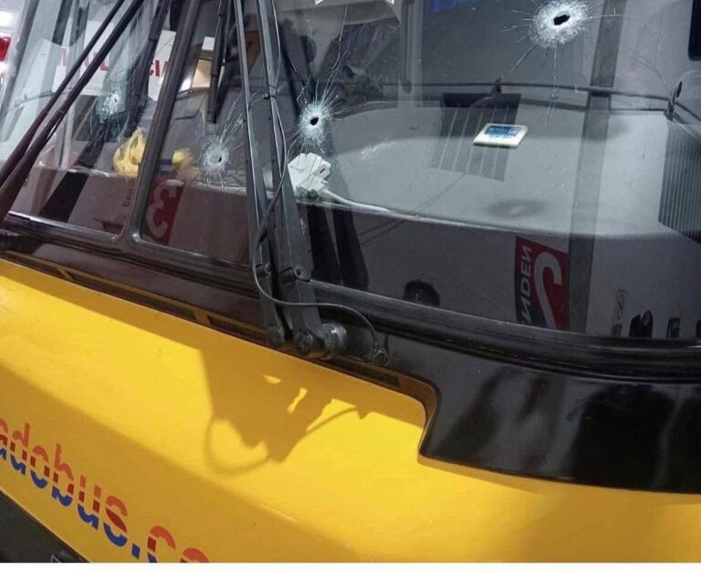 Autobús de pasajeros es atacado a balazos en la carretera a Matehuala; conductor resulta herido
