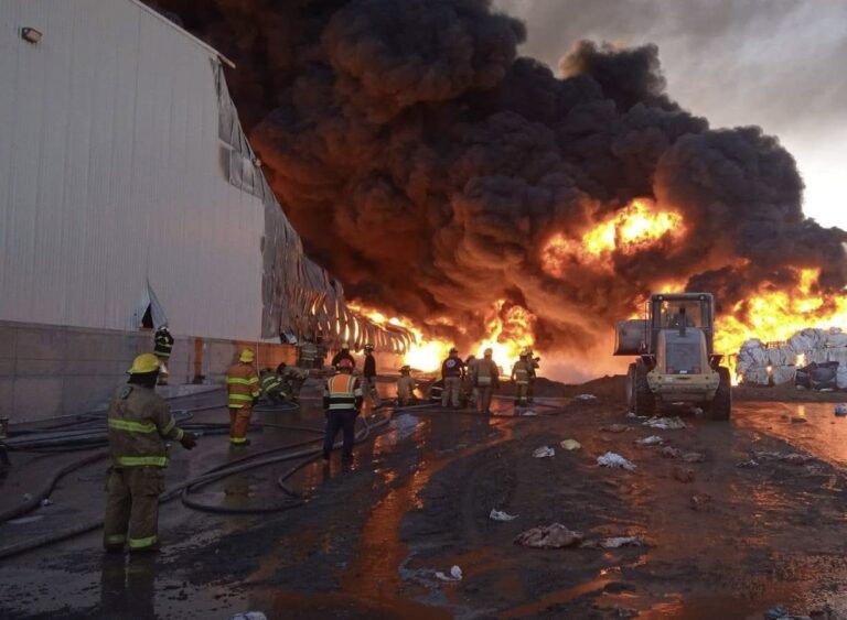 Fuerte incendio en empresa de la Zona Industrial moviliza a cuerpos de emergencia