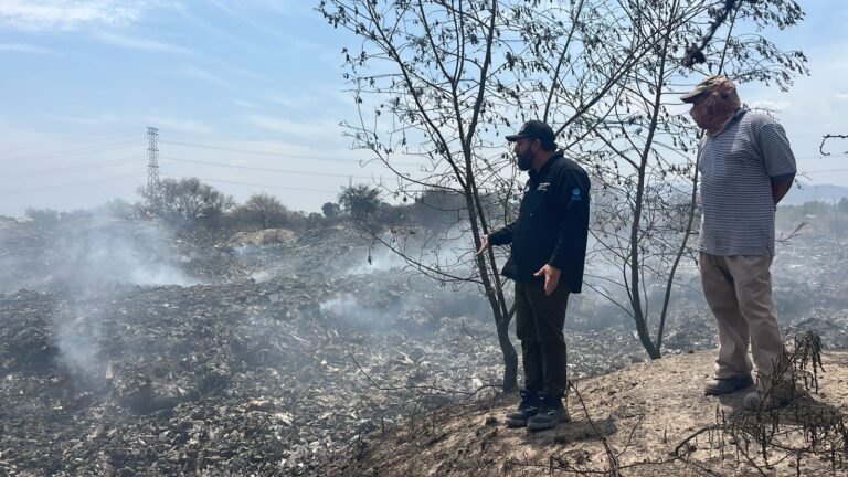 Sofocan incendio en predio con basura en El Charquillo del Saucito
