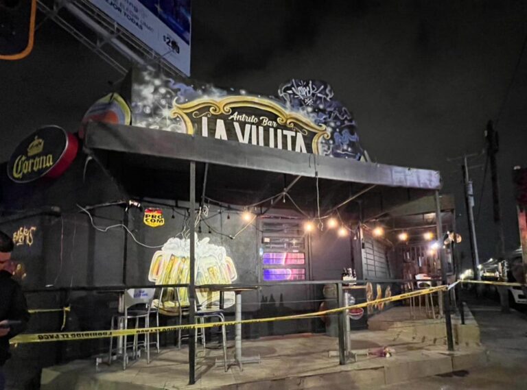 Asesinan a balazos a dos hombres en bar de Muñoz