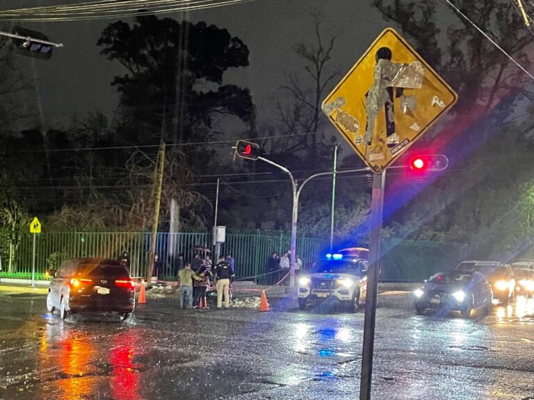 Muere motociclista tras derrapar y ser arrollado por camión urbano a un costado del parque de Morales