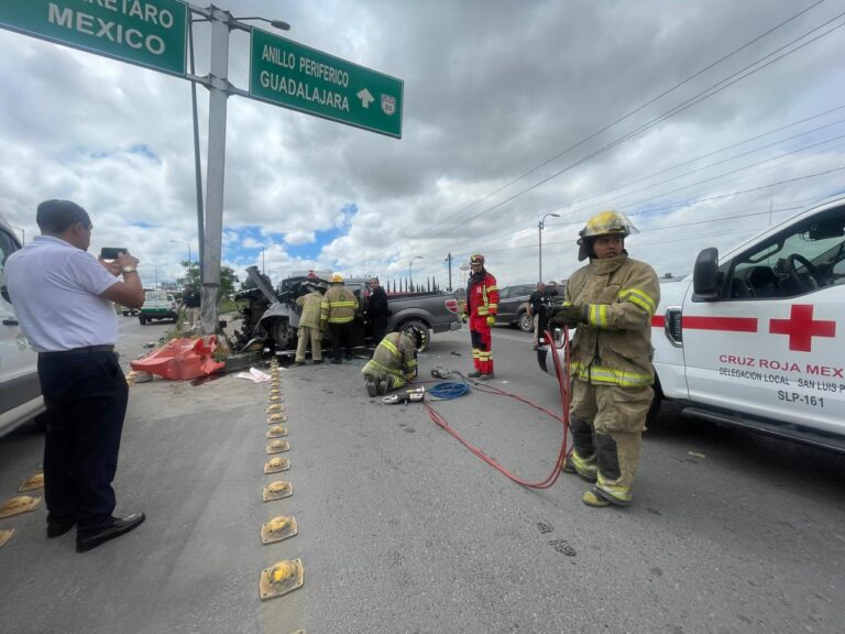 Conductor queda prensado tras chocar contra un poste en la carretera 57